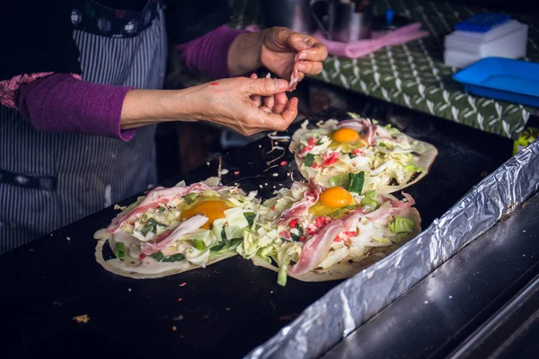 Una Foto Cerrada Una Anciana Japonesa Amigable Cocinando Okonomiyaki — Foto de Stock