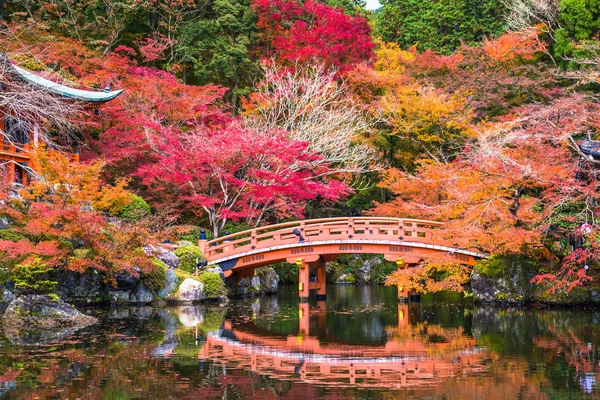 Pont Laqué Vermillon Étang Devant Complètent Magnifique Paysage Temple Daigoji — Photo