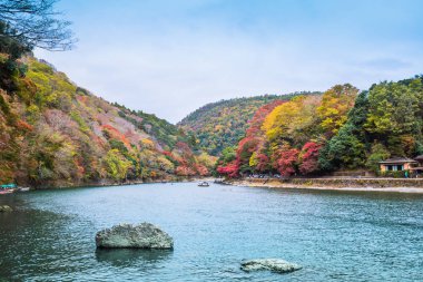 Arashiyama ve Katsura nehri Japonya'nın sonbaharında turist için ünlü bir yerdir. Birçok turist nehir yakınındaki güzel sonbahar renkleri görmek için geliyor. 