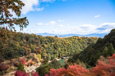 Arashiyama sonbahar sezonunda dağda akçaağaç orman renkli, Kyoto, Japonya. Hozu Nehri üzerinde, Senkoji tapınağında gözlem bakış açısından.