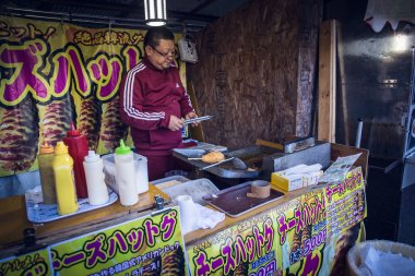 Kyoto, Japonya - 23 Kasım 2018: Parça başına 500 Yen ile Kore sokak peyniri mısır köpeği satan bir Japon gıda tezgahı.