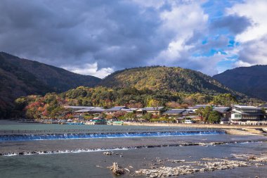Kyoto, Japonya - 23 Kasım 2018: Kyoto'da Arashiyama dağı ve Katsura nehri.
