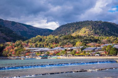 Kyoto, Japonya - 23 Kasım 2018: Kyoto'da Arashiyama dağı ve Katsura nehri.