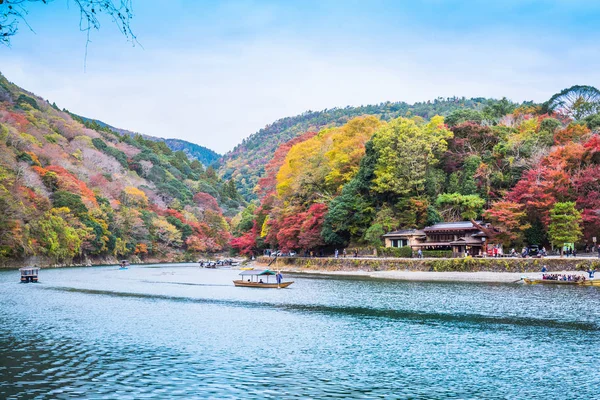 Kyoto, Japonya - 23 Kasım 2018: Arashiyama ve Katsura nehri, Japonya'nın sonbaharında turistler için ünlü bir yerdir. Birçok turist nehir yakınındaki güzel sonbahar renkleri görmek için geliyor. 