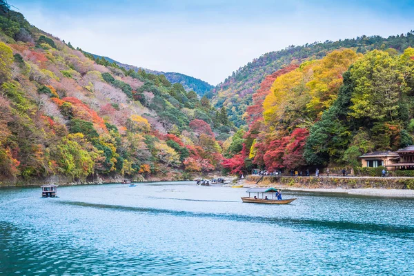 Kyoto, Japonya - 23 Kasım 2018: Arashiyama ve Katsura nehri, Japonya'nın sonbaharında turistler için ünlü bir yerdir. Birçok turist nehir yakınındaki güzel sonbahar renkleri görmek için geliyor. 