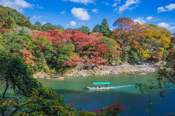 Kyoto, Japonya - 23 Kasım 2018: Arashiyama ve Katsura nehri, Japonya'nın sonbaharında turistler için ünlü bir yerdir. Birçok turist nehir yakınındaki güzel sonbahar renkleri görmek için geliyor. 