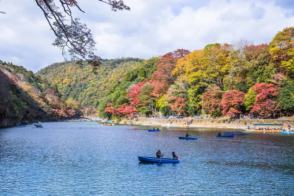 Kyoto, Japonya - 23 Kasım 2018: Arashiyama ve Katsura nehri, Japonya'nın sonbaharında turistler için ünlü bir yerdir. Birçok turist nehir yakınındaki güzel sonbahar renkleri görmek için geliyor. 