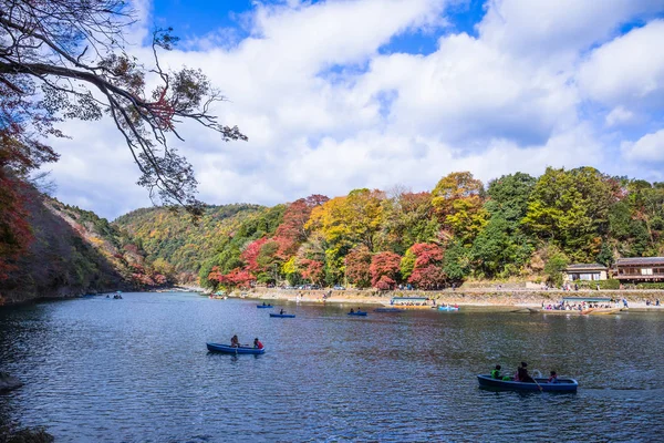 Kyoto, Japonya - 23 Kasım 2018: Arashiyama ve Katsura nehri, Japonya'nın sonbaharında turistler için ünlü bir yerdir. Birçok turist nehir yakınındaki güzel sonbahar renkleri görmek için geliyor. 