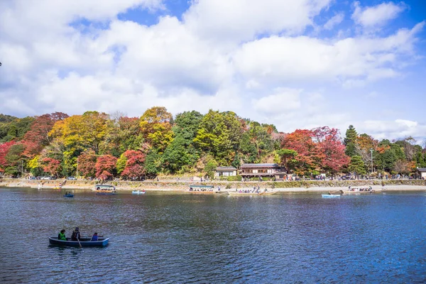 Kyoto, Japonya - 23 Kasım 2018: Arashiyama ve Katsura nehri, Japonya'nın sonbaharında turistler için ünlü bir yerdir. Birçok turist nehir yakınındaki güzel sonbahar renkleri görmek için geliyor. 