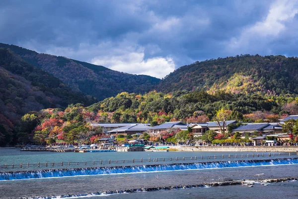Kyoto, Japonya - 23 Kasım 2018: Kyoto'da Arashiyama dağı ve Katsura nehri.