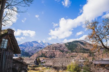 Shirakawa-go, Japonya - 25 Kasım 2018: Shirakawago, Unesco Dünya Mirası listesindeyer aldığından beri Japonya'nın en ünlü köyü ve en tarihi Gassho-zukuri evleri var.