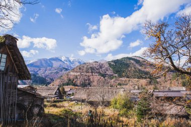 Shirakawa-go, Japonya - 25 Kasım 2018: Shirakawago, Unesco Dünya Mirası listesindeyer aldığından beri Japonya'nın en ünlü köyü ve en tarihi Gassho-zukuri evleri var.