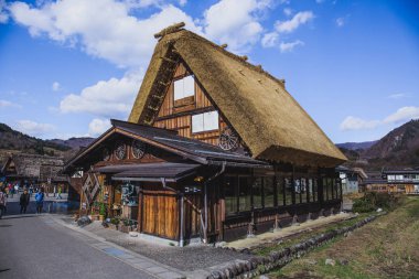Shirakawa-go, Japonya - 25 Kasım 2018: Shirakawago, Unesco Dünya Mirası listesindeyer aldığından beri Japonya'nın en ünlü köyü ve en tarihi Gassho-zukuri evleri var.