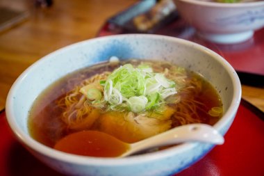 Bir Çin soba Shirakawa köyde Hakuraku adlı bir Japon restoranında servis