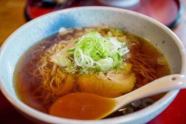 Bir Çin soba Shirakawa köyde Hakuraku adlı bir Japon restoranında servis
