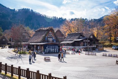 Shirakawa-go, Japonya - 25 Kasım 2018: Shirakawago, Unesco Dünya Mirası listesindeyer aldığından beri Japonya'nın en ünlü köyü ve en tarihi Gassho-zukuri evleri var.