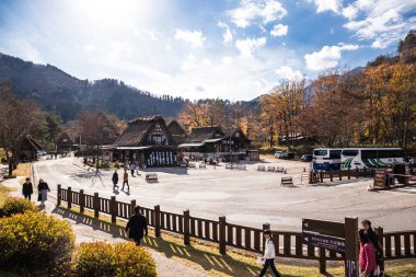 Shirakawa-go, Japonya - 25 Kasım 2018: Shirakawago, Unesco Dünya Mirası listesindeyer aldığından beri Japonya'nın en ünlü köyü ve en tarihi Gassho-zukuri evleri var.