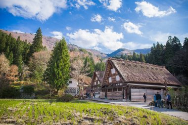 Shirakawa-go, Japonya - 25 Kasım 2018: Shirakawago, Unesco Dünya Mirası listesindeyer aldığından beri Japonya'nın en ünlü köyü ve en tarihi Gassho-zukuri evleri var.