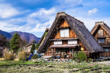 Shirakawa-go, Japonya - 25 Kasım 2018: Shirakawago, Unesco Dünya Mirası listesindeyer aldığından beri Japonya'nın en ünlü köyü ve en tarihi Gassho-zukuri evleri var.
