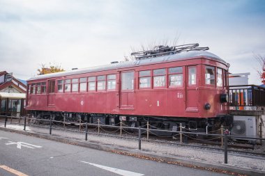 Fujikawaguchiko, Japonya - 26 Kasım 2018: Carnergie model 1897 treni Kawaguchiko İstasyonu önünde görüntülendi