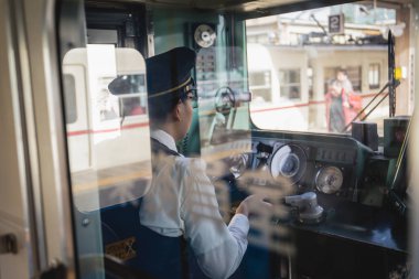 Fujikawaguchiko, Japonya - 26 Kasım 2018: Fujikawaguchiko'da tren kullanan bir Japon tren operatörü. 