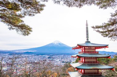 Arakurayama sengen park, Yamanashi, Japonya Chureito pagoda ve Fujiyoshida şehir ile Fuji Dağı Sonbahar sahnesi.