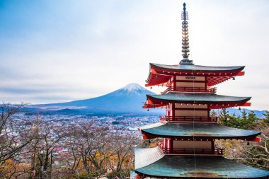 Arakurayama sengen park, Yamanashi, Japonya Chureito pagoda ve Fujiyoshida şehir ile Fuji Dağı Sonbahar sahnesi.