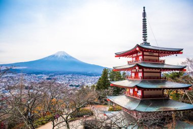 Arakurayama sengen park, Yamanashi, Japonya Chureito pagoda ve Fujiyoshida şehir ile Fuji Dağı Sonbahar sahnesi.