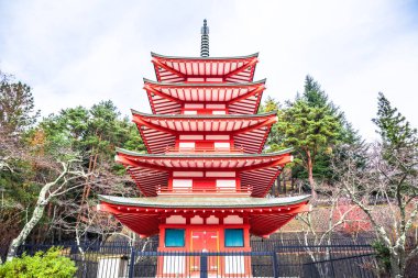 Fujiyoshida, Japonya - 26 Kasım 2018: Sonbaharda Arakurayama Sengen Parkı'nda Chureito pagoda
