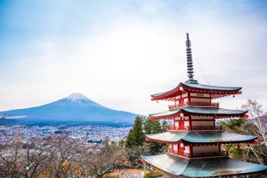 Arakurayama sengen park, Yamanashi, Japonya Chureito pagoda ve Fujiyoshida şehir ile Fuji Dağı Sonbahar sahnesi.