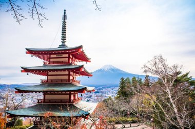 Arakurayama sengen park, Yamanashi, Japonya Chureito pagoda ve Fujiyoshida şehir ile Fuji Dağı Sonbahar sahnesi.