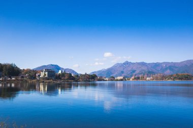 Yamanashi, Japonya'da sonbahar sezonunda kawaguchiko gölü çevresinde güzel manzara.