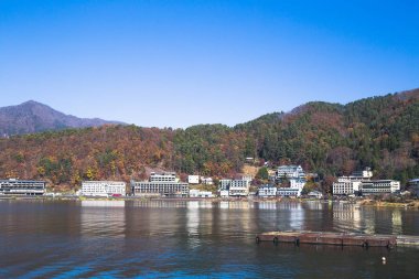 Kawaguchi Gölü çevresindeki birçok popüler tatil köyü ve göl kenarı oteli