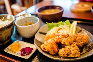 Momijitei-Hoto adlı bir Japon restoranında servis edilen bir tavuk karaage seti