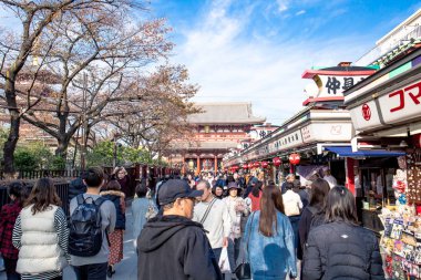 Tokyo, Japonya - 28 Kasım 2018: Japonya'nın en eski alışveriş caddelerinden biri olan Nakamise'de, bölgeyi ziyaret eden turistlere aperatif ve hediyelik eşya satan yaklaşık 90 mağaza var.
