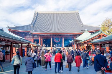 Tokyo, Japonya - 28 Kasım 2018: Sensoji, Asakusa Kannon Tapınağı olarak da bilinen Asakusa'da bulunan bir Budist tapınağıdır. Tokyo'nun en renkli ve popüler tapınaklarından biridir..
