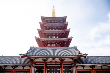 Tokyo, Japonya - 28 Kasım 2018: Sensoji tapınağındaki bu beş katlı pagoda Japonya'nın en ünlülerinden biridir. Savaşta tahrip, binalar nispeten yeni rekonstrüksiyonlar vardır. 