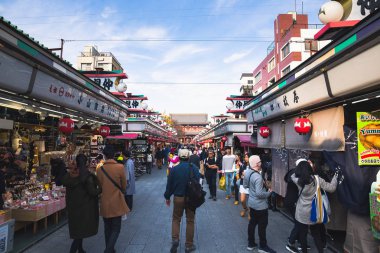 Tokyo, Japonya - 28 Kasım 2018: Japonya'nın en eski alışveriş caddelerinden biri olan Nakamise'de, bölgeyi ziyaret eden turistlere aperatif ve hediyelik eşya satan yaklaşık 90 mağaza var.