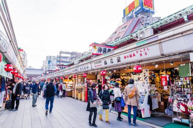 Tokyo, Japonya - 28 Kasım 2018: Japonya'nın en eski alışveriş caddelerinden biri olan Nakamise'de, bölgeyi ziyaret eden turistlere aperatif ve hediyelik eşya satan yaklaşık 90 mağaza var.