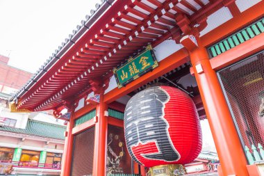 Tokyo, Japonya - 28 Kasım 2018: Asakusa'daki Sensoji tapınağının iç kapısında ve ana girişinde bulunan ikonik büyük kırmızı fener.