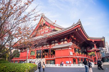 Tokyo, Japonya - 28 Kasım 2018: Kırmızı ve beyaz Kannondo Hall, Sensoji Tapınağı'nın ilk binası olan 1651 yılında inşa edilmiş, İkinci Dünya Savaşı'nda yıkılmış ve 1958'de yeniden inşa edilmiştir..