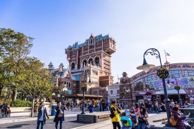 Tokyo, Japonya - 29 Kasım 2018: Terör Kulesi büyük olasılıkla Disneysea'nin en heyecan verici cazibe merkezidir.