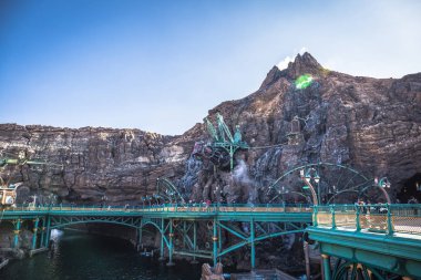 Tokyo, Japonya - 29 Kasım 2018: Gizemli Ada, Tokyo Disneysea'nin ortasında yer alıyor. 2 konumlar, Deniz altında 20.000 Fersyonlar ve Dünya'nın Merkezine Yolculuk vardır.