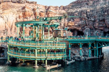 Tokyo, Japonya - 29 Kasım 2018: Gizemli Ada, Tokyo Disneysea'nin ortasında yer alıyor. 2 konumlar, Deniz altında 20.000 Fersyonlar ve Dünya'nın Merkezine Yolculuk vardır.