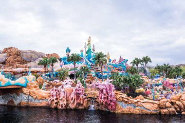 Tokyo, Japonya - 29 Kasım 2018: Mermaid Lagoon Küçük Denizkızı karakterlerine ev sahipliği yaptı ve mimari tasarım Tokyo Disneysea'deki Kral Triton Sarayı.