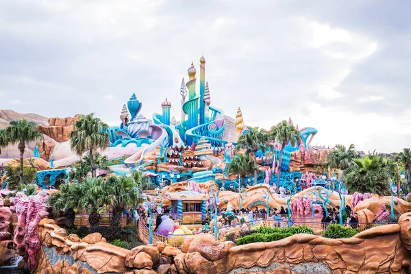 Tokyo, Japonya - 29 Kasım 2018: Mermaid Lagoon Küçük Denizkızı karakterlerine ev sahipliği yaptı ve mimari tasarım Tokyo Disneysea'deki Kral Triton Sarayı.