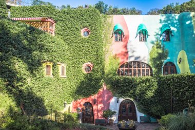 Tokyo, Japonya - 30 Kasım 2018: Ghibli Müzesi, kıvrımlar ve dönüşler, küçük kapılar, dolambaçlı merdivenler ve çatı bahçesiyle dolu çok katlı bir konaktır.. 