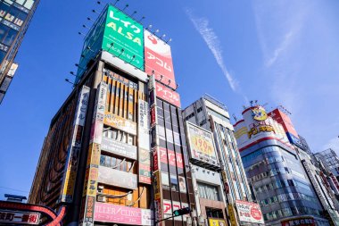 Tokyo, Japonya-1 Aralık 2018: Kabukicho, Shinjuku 'da bir eğlence ve kırmızı ışık bölgesi, birçok ev sahibi ve hostes kulüpleri, aşk otelleri, dükkanlar, restoranlar ve bu bölgenin etrafında gece kulüpleri.