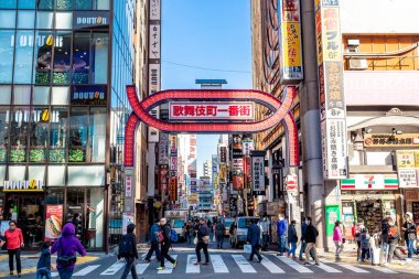 Tokyo, Japonya-1 Aralık 2018: Kabukicho, Shinjuku 'da bir eğlence ve kırmızı ışık bölgesi, birçok ev sahibi ve hostes kulüpleri, aşk otelleri, dükkanlar, restoranlar ve bu bölgenin etrafında gece kulüpleri.