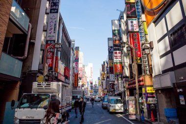 Tokyo, Japonya-1 Aralık 2018: Kabukicho, Shinjuku 'da bir eğlence ve kırmızı ışık bölgesi, birçok ev sahibi ve hostes kulüpleri, aşk otelleri, dükkanlar, restoranlar ve bu bölgenin etrafında gece kulüpleri.